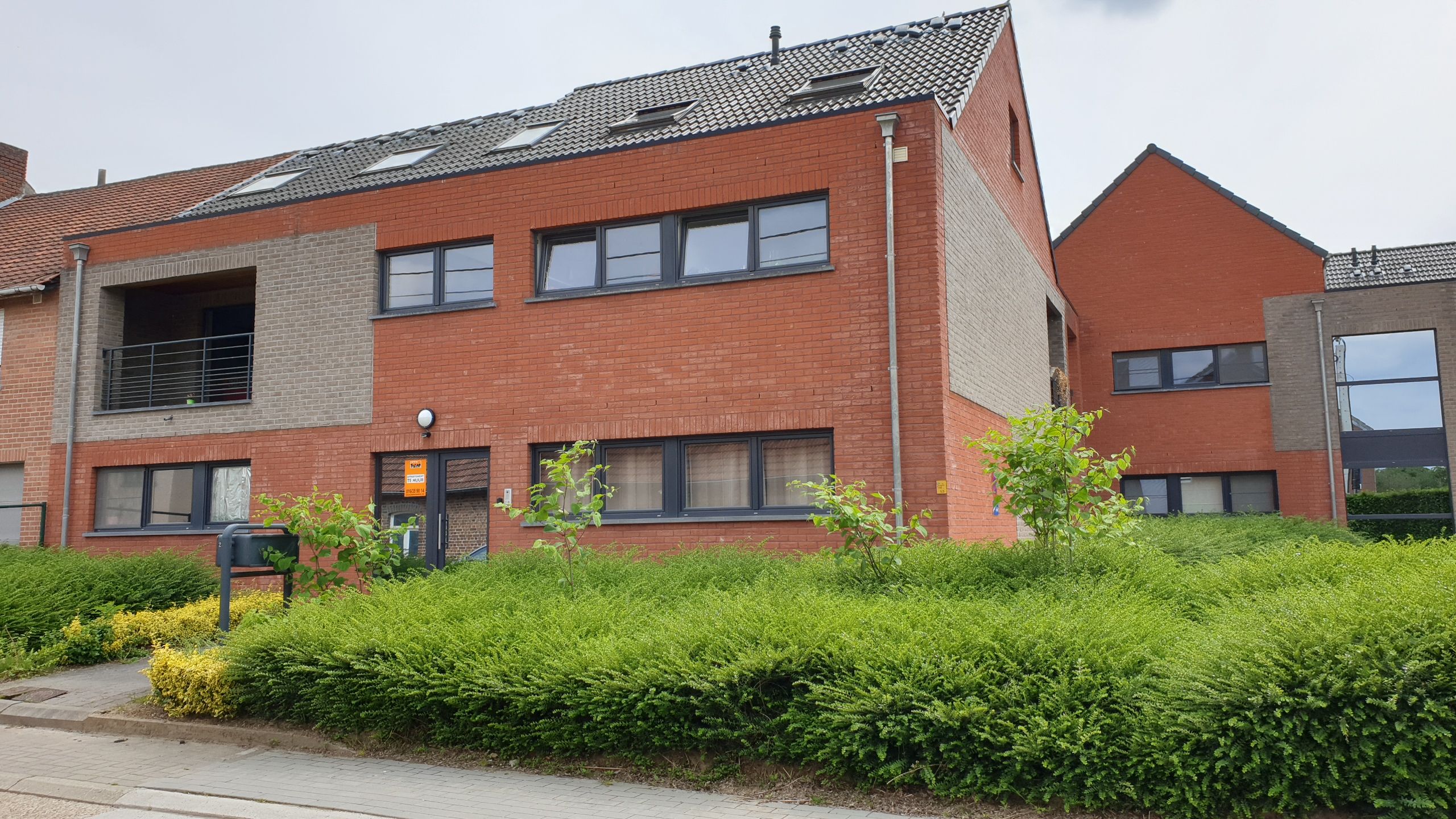 Ruime duplex in modern en klein gebouw foto {{pictureIndex}}