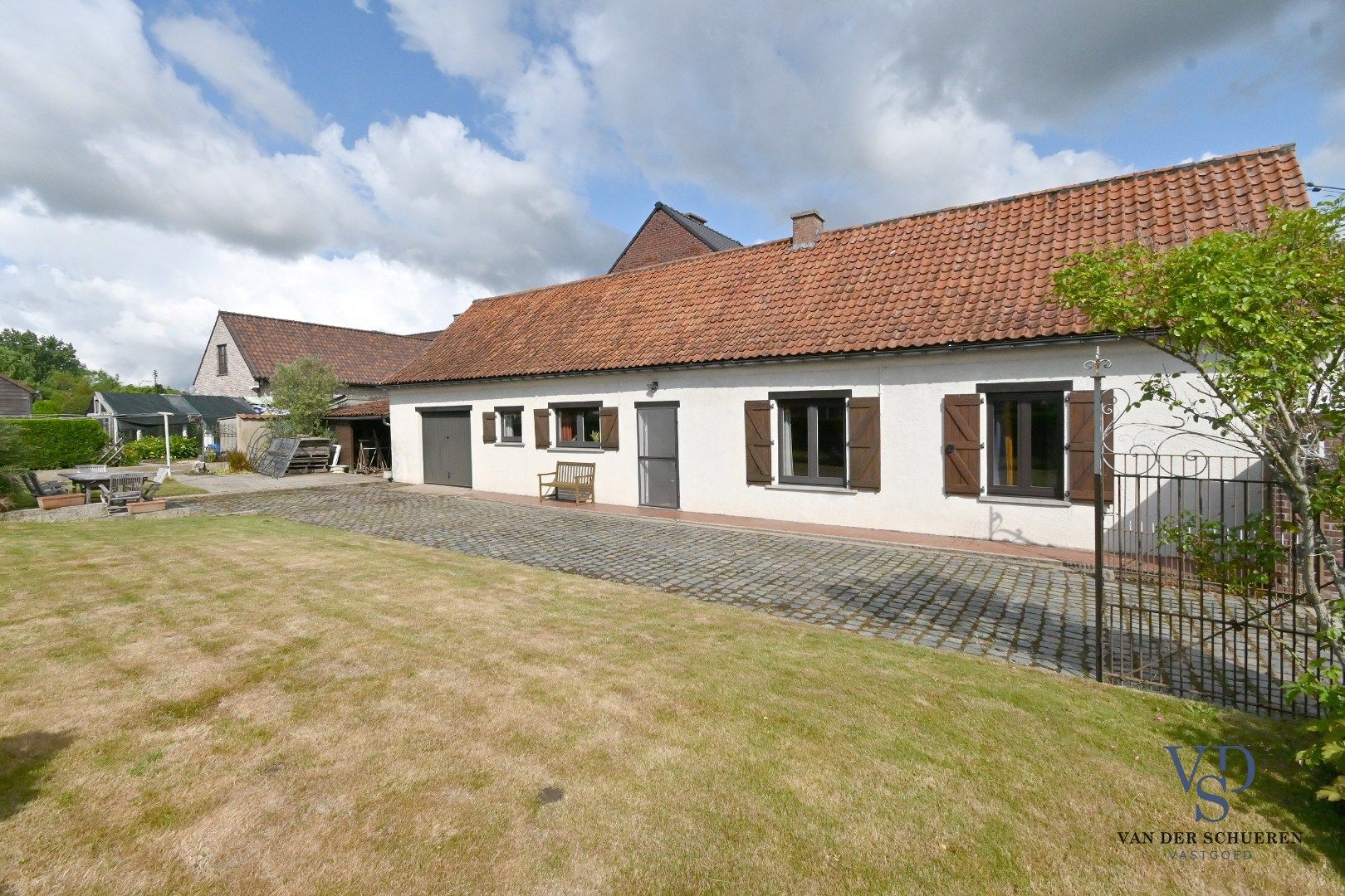 Hoofdfoto van de publicatie: Praktische bungalow met tuin in Oosterzele