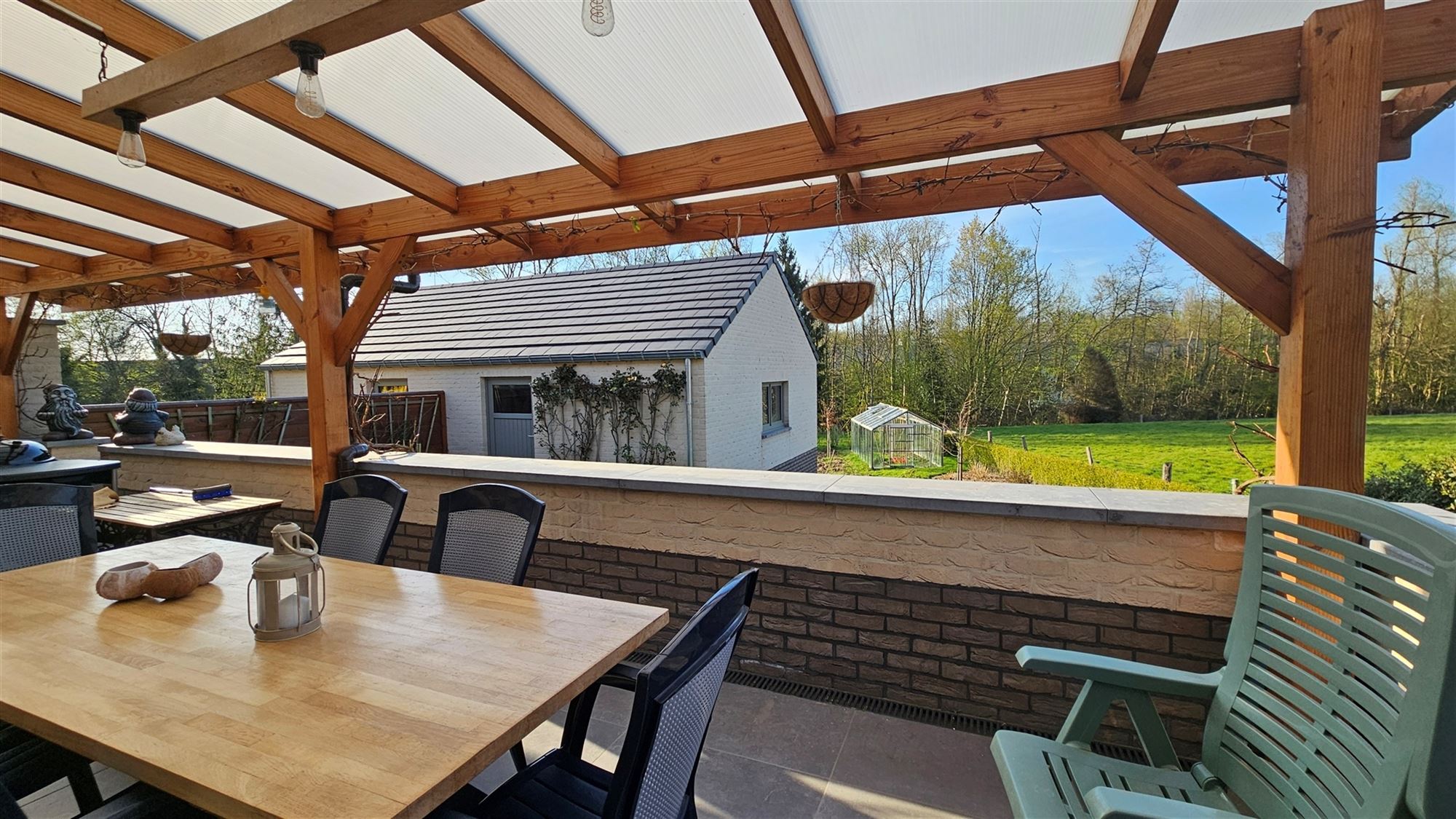 Aangename en recente woning (2022) met mooie tuin foto 2