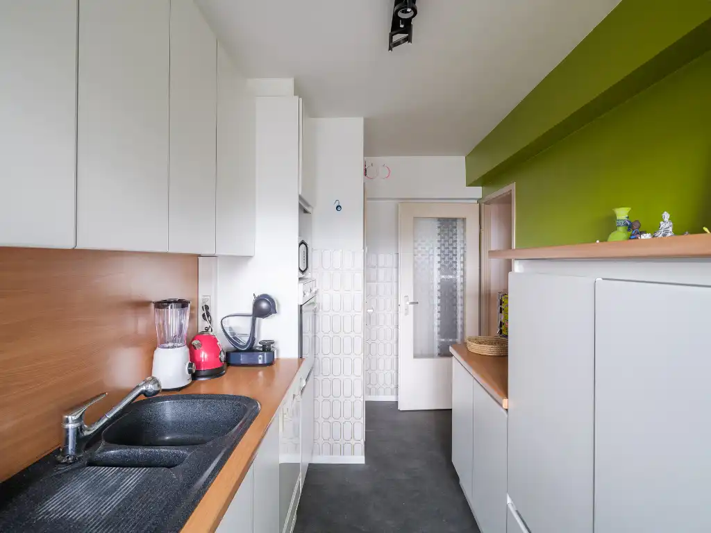 Ruim appartement met 2 slaapkamers en een zonnig terras, gelegen vlakbij het centrum van Gent. foto 9