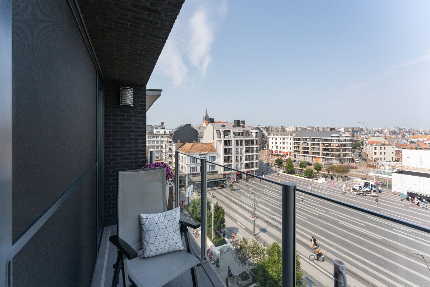 Prachtig instapklaar 2 slaapkamer appartement met een fantastisch zicht over het Stationsplein foto 13