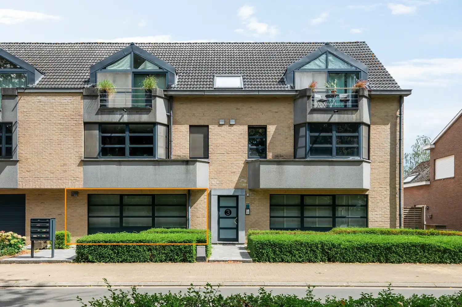 Ruim gelijkvloers app. met 2 slpkrs en leuke tuin foto {{pictureIndex}}