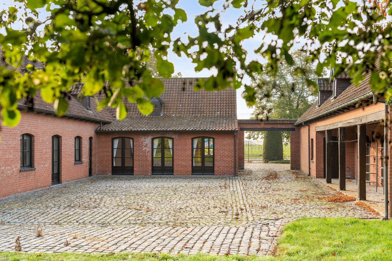 Karaktervolle hoeve met bijgebouwen en verzorgde tuin in Ledegem foto 19