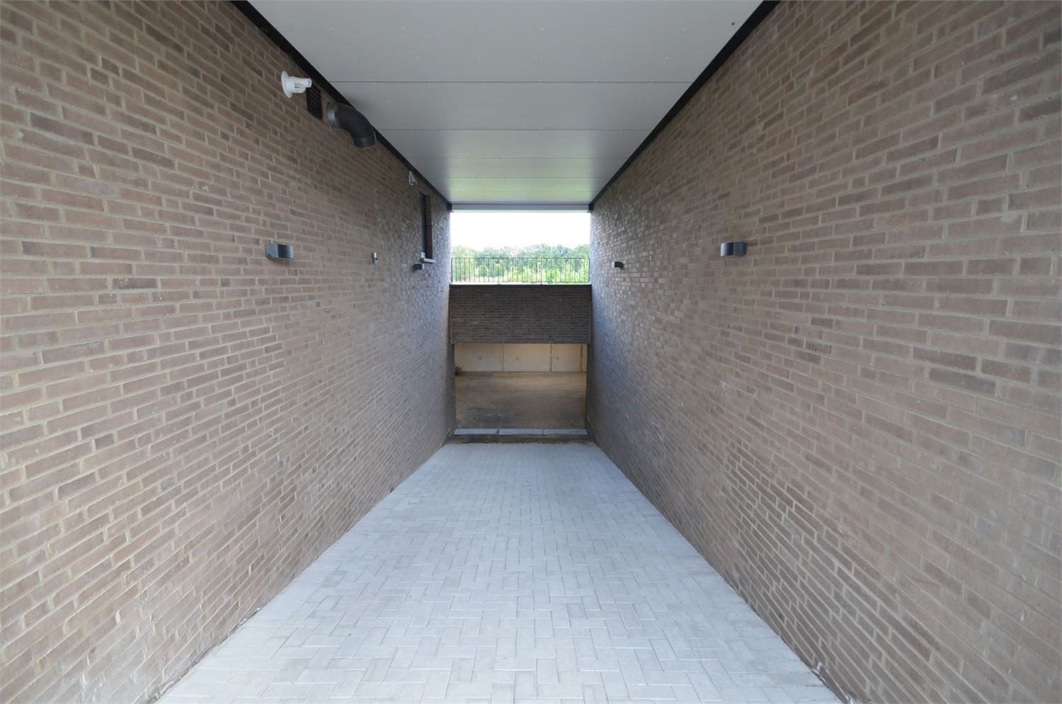 IDEALIS VASTGOED – ZEER RUIM NIEUWBOUWAPPARTEMENT, MET PRACHTIG GROEN VERGEZICHT, VOORZIEN VAN RIANTE WOONRUIMTES, 2 RUIME SLAAPKAMERS, VOLLEDIG INGERICHTE KEUKEN  VOORZIEN VAN ALLE APPARATUUR MET AANSLUITENDE BERGING, LUXE BADKAMER, ZEER RUIME KELDERBERGING EN EEN ONDERGRONDSE AUTOSTANDPLAATS. foto 16
