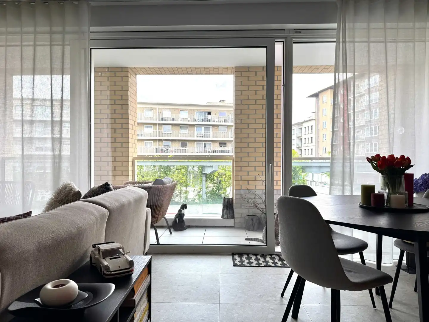 Lichtrijk geschilderd nieuwbouw appartement met 2 slaapkamers, zonneterras, parking en berging foto 3