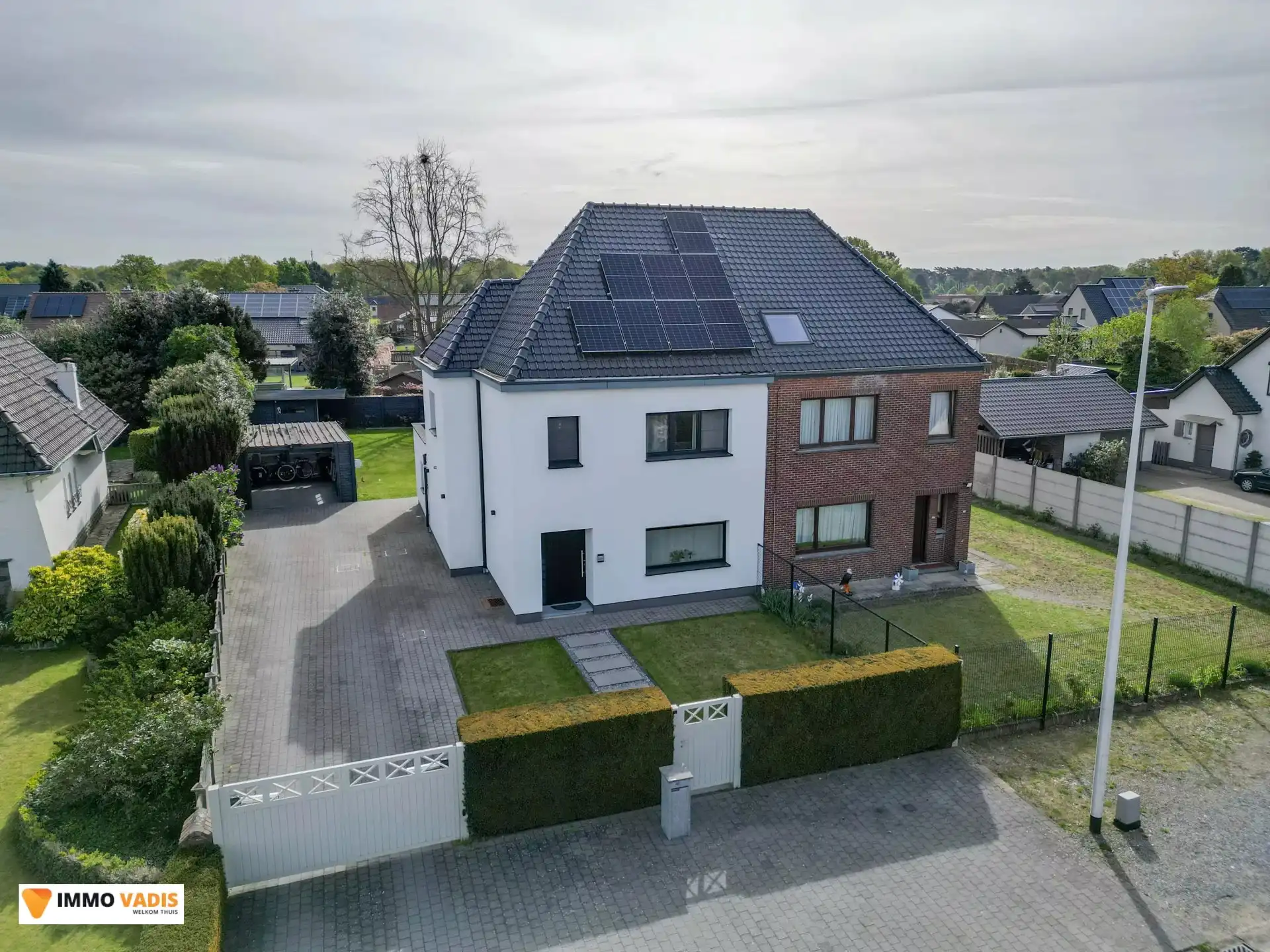 Ruime halfopen bebouwing met drie slaapkamers en tuin foto {{pictureIndex}}