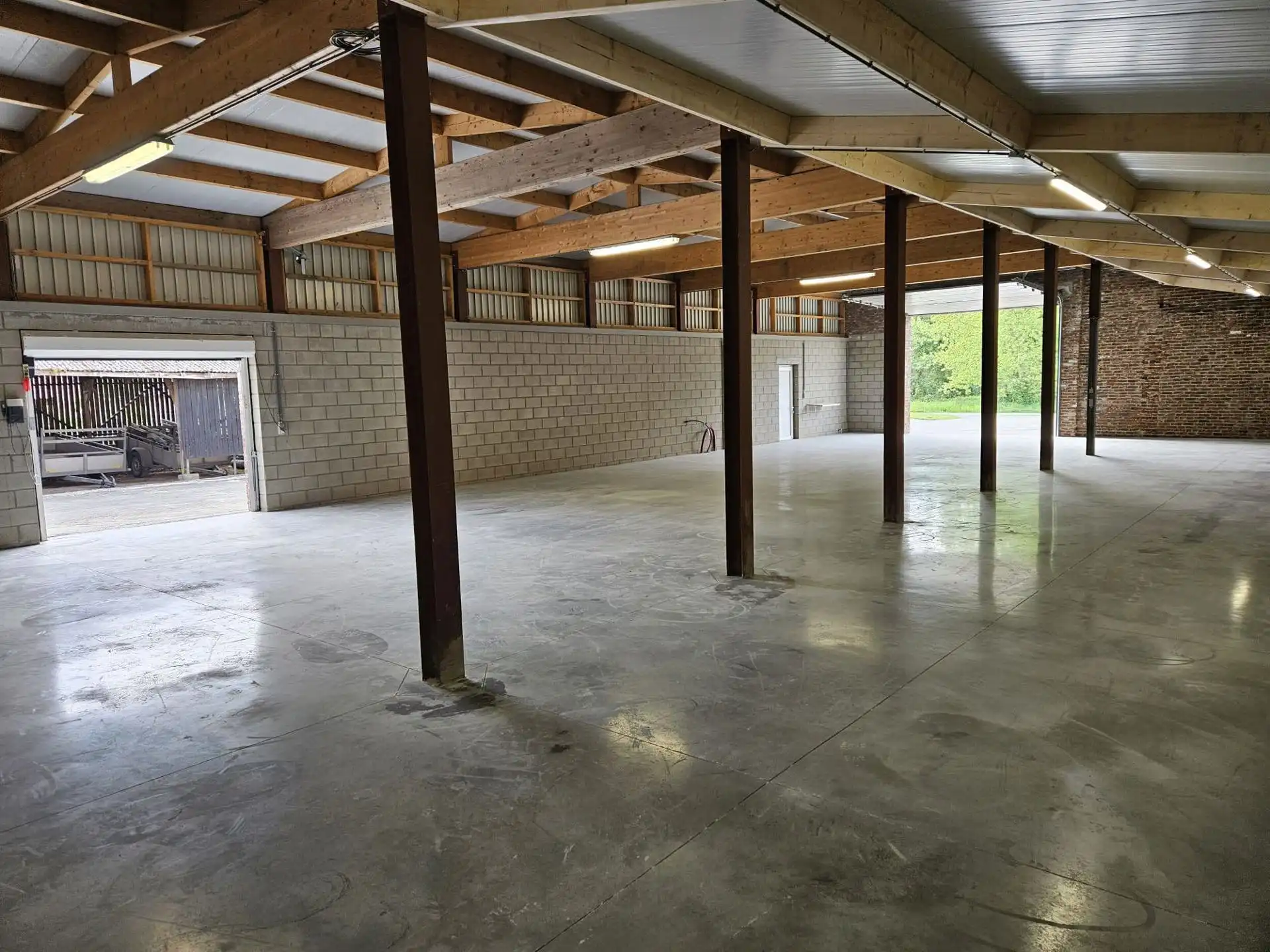 TE HUUR Oudsbergen - magazijn/werkplaats van 293m² foto 2