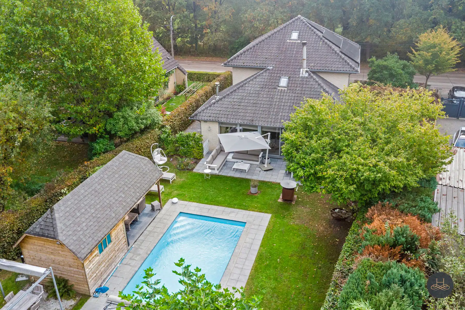 Imposante ruime villa met zwembad en een prachtige tuin foto {{pictureIndex}}