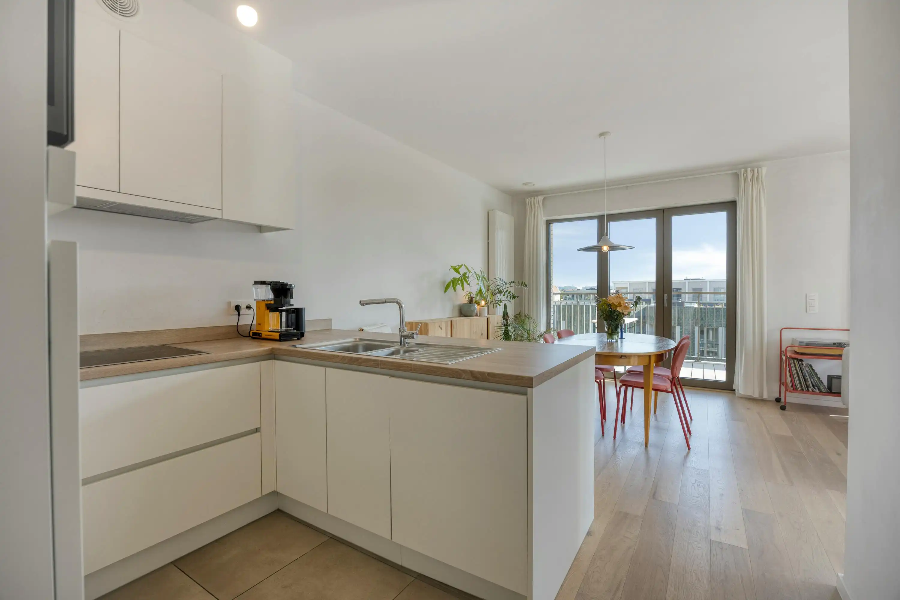 Lichtrijk twee-slaapkamer appartement op site Tour&Taxis foto 4
