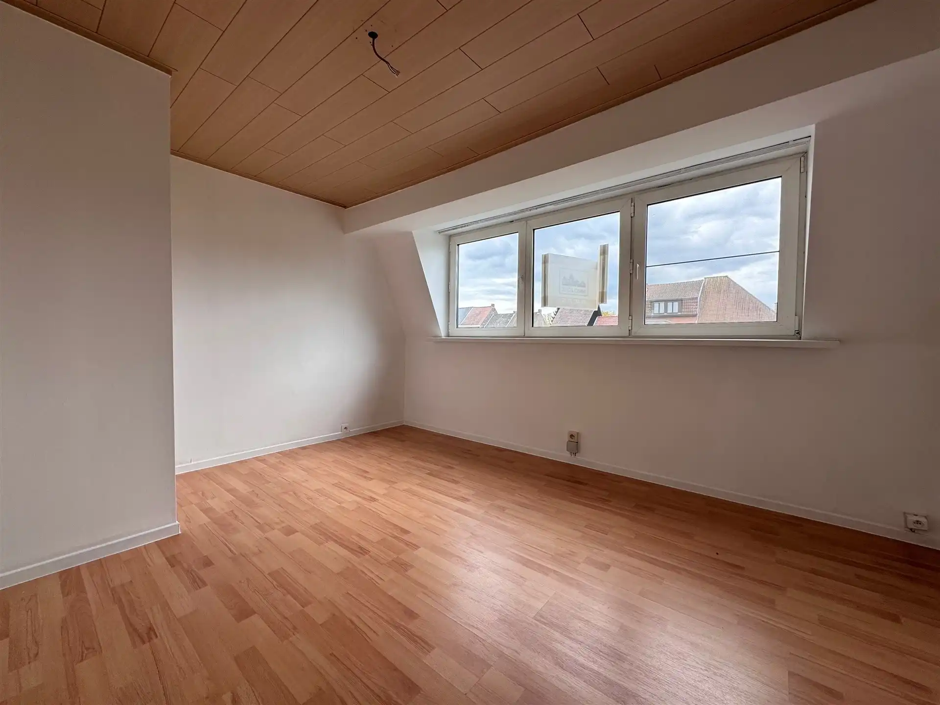 Vernieuwde woning met privé parking voor de wagen achteraan.  foto 20