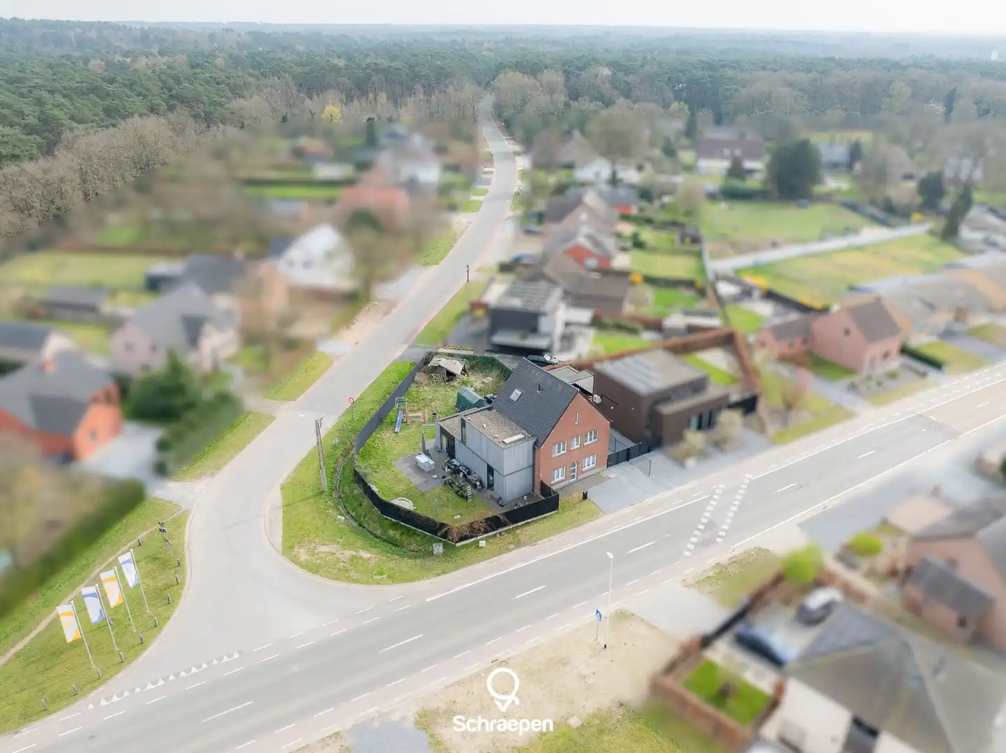 Op te frissen gezinswoning (270 m²) met 5 slpks én EPC-label C op hoekperceel van circa 7,5 are! foto 3