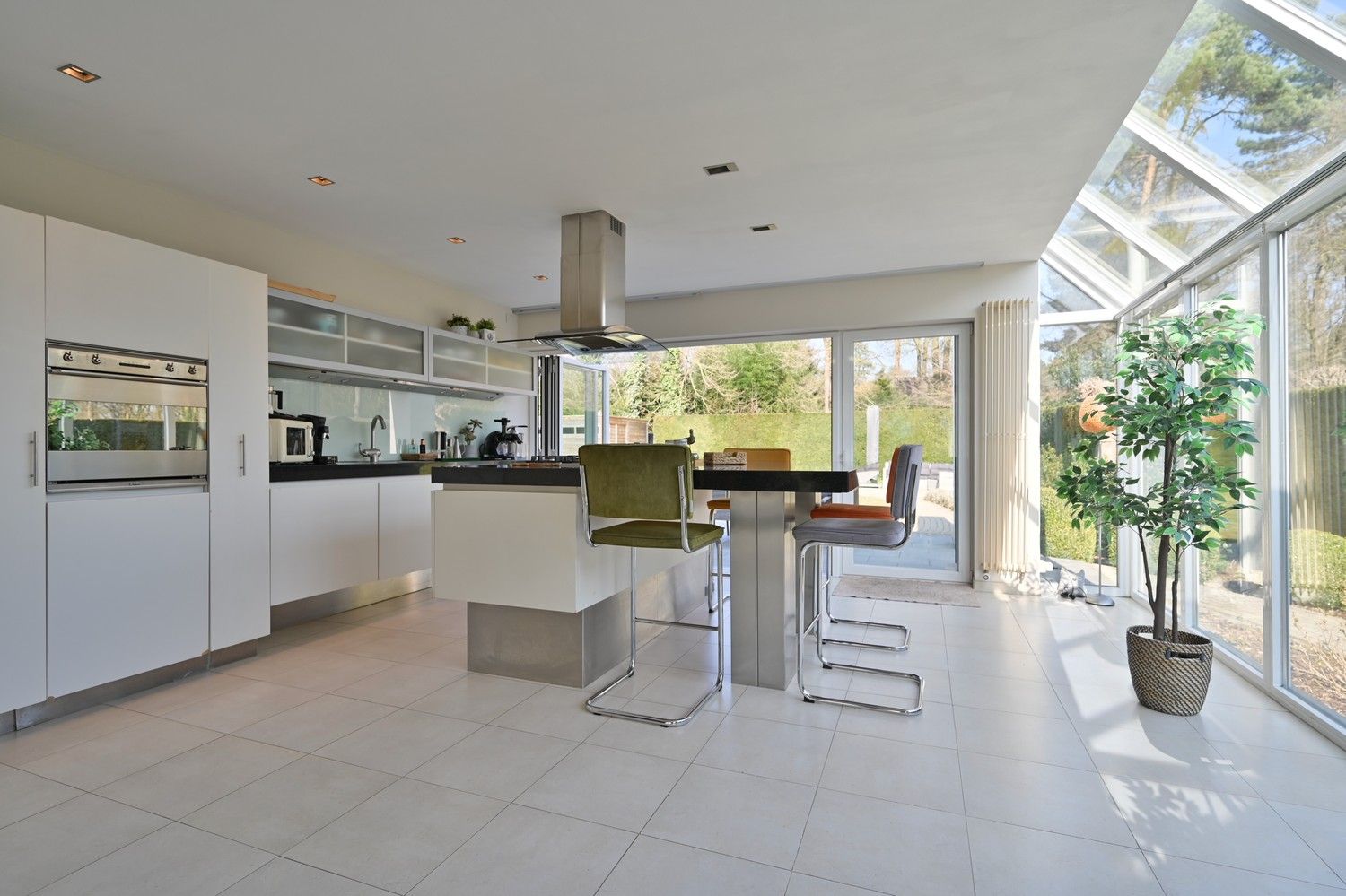 Moderne split-level bungalow met 4 slaapkamers en 2 badkamers, op prachtige bosrijke locatie te Lanaken-Neerharen foto 2