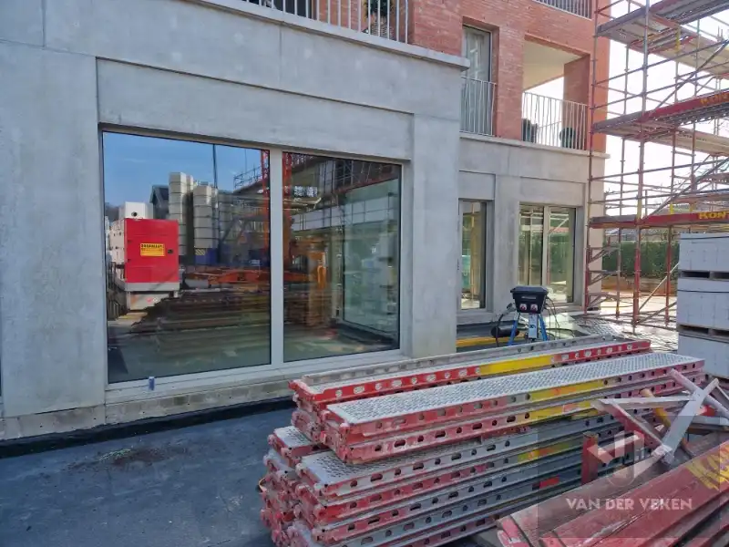Casco en centraal gelegen nieuwbouw handelsgelijkvloers (160m²) met gezellig terras (130m²) op een TOPlocatie! foto 5