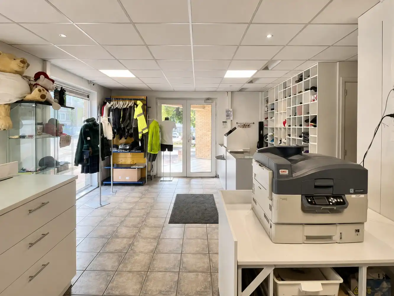 Handelsruimte pal aan het centrum van Genk foto 3