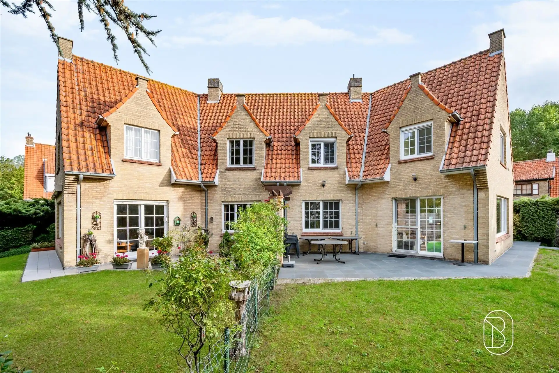 Hoofdfoto van de publicatie: Twee aanpalende woningen met potentieel in Nieuwpoort-Simli