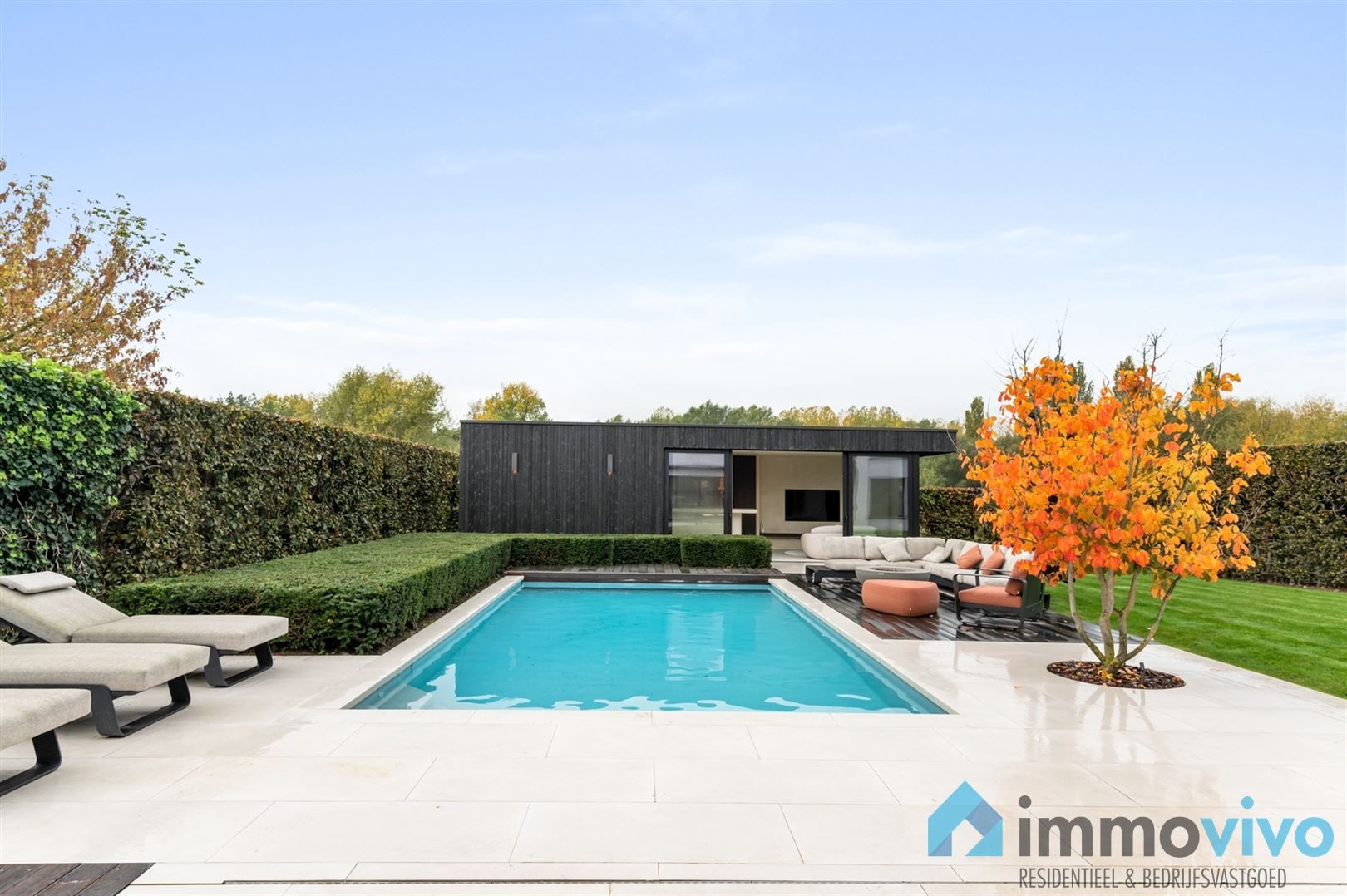 Hoogwaardig gerenoveerde villa met poolhouse en zwembad foto {{pictureIndex}}