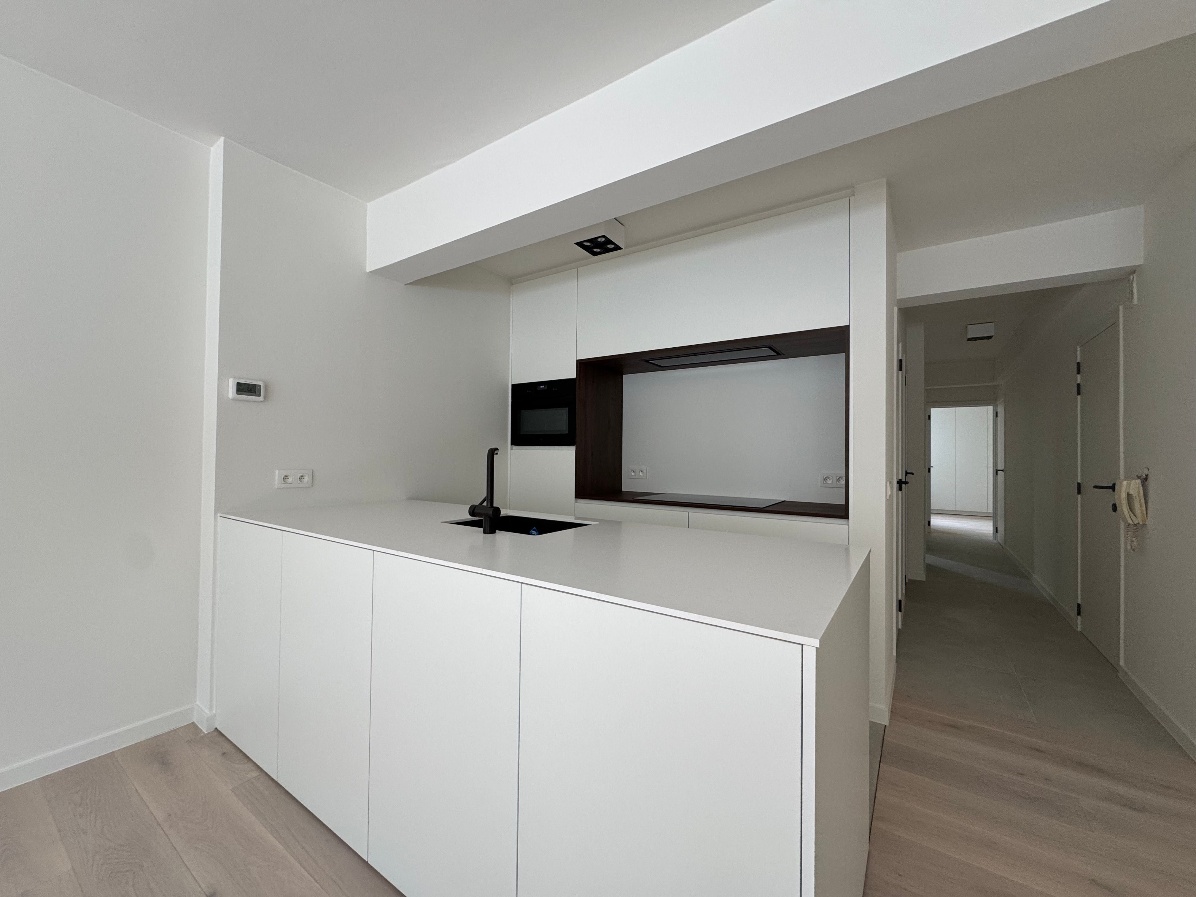 Stijlvol gerenoveerd appartement met 2 slaapkamers en terras foto 6