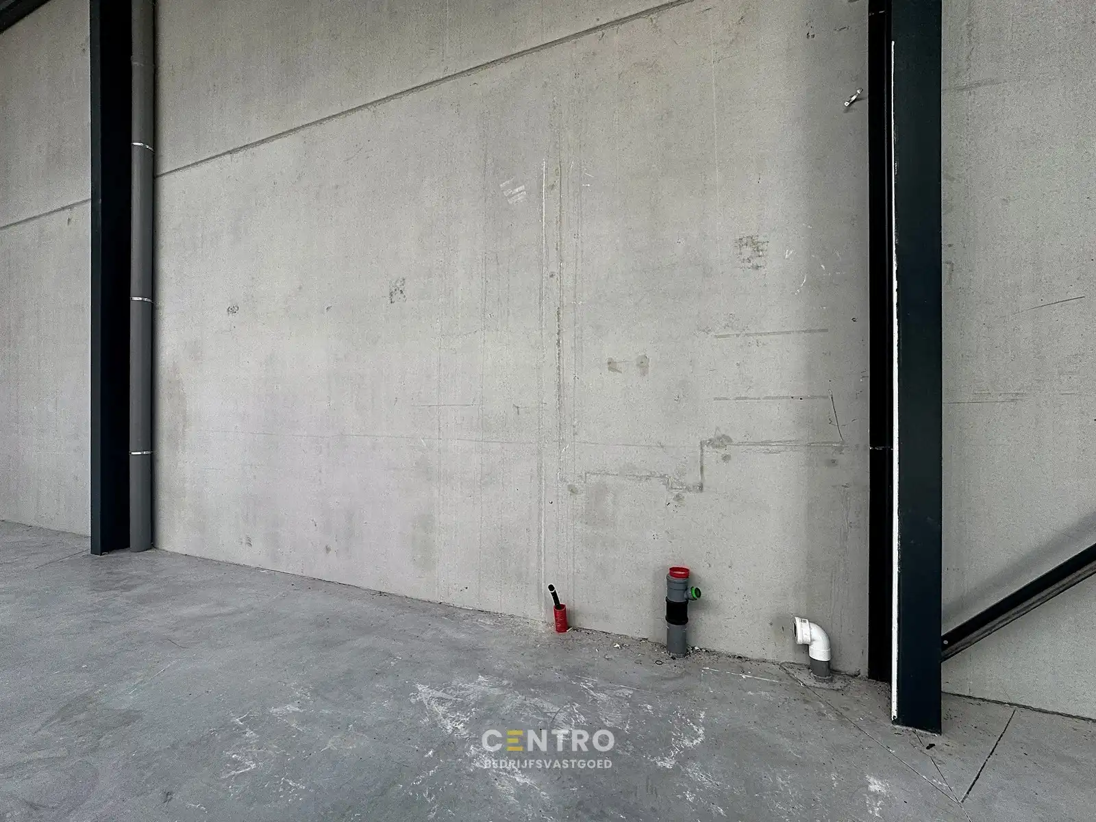 NB MAGAZIJN (401m2) TE HUUR met 4 private parkeerplaatsen voor de deur op ambachtelijke zone te JABBEKE. foto 6