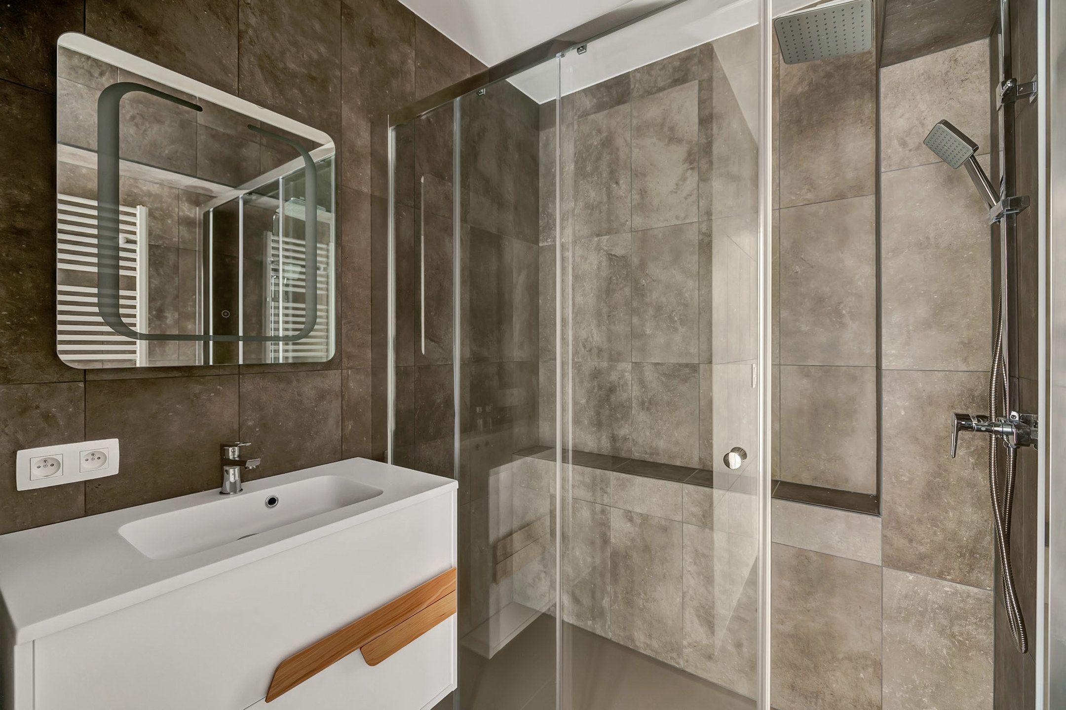 Totaal gerenoveerd appartement met 2 slpks en garage foto 12