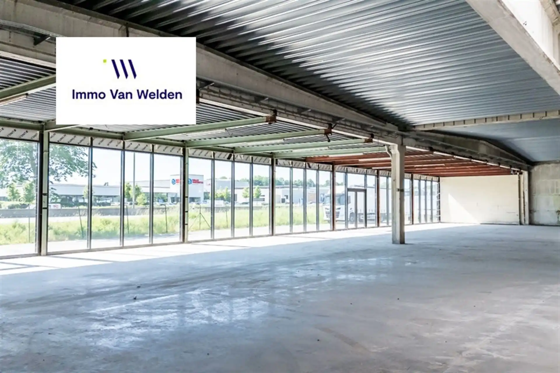 SHOWROOM / BEDRIJFSRUIMTE OP TOPLIGGING LANGS DE N60 foto 4