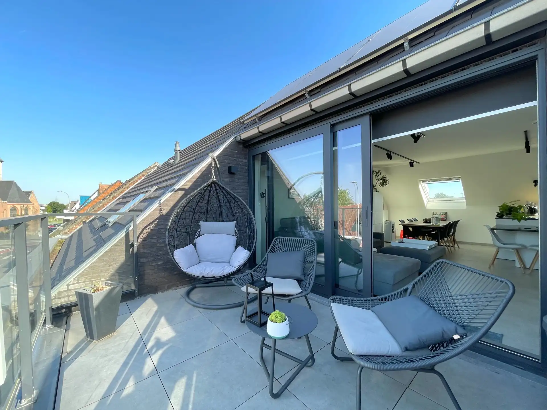 RECENT EN LICHTRIJK APPARTEMENT MET 2 KAMERS EN PARKEERPLAATS foto {{pictureIndex}}