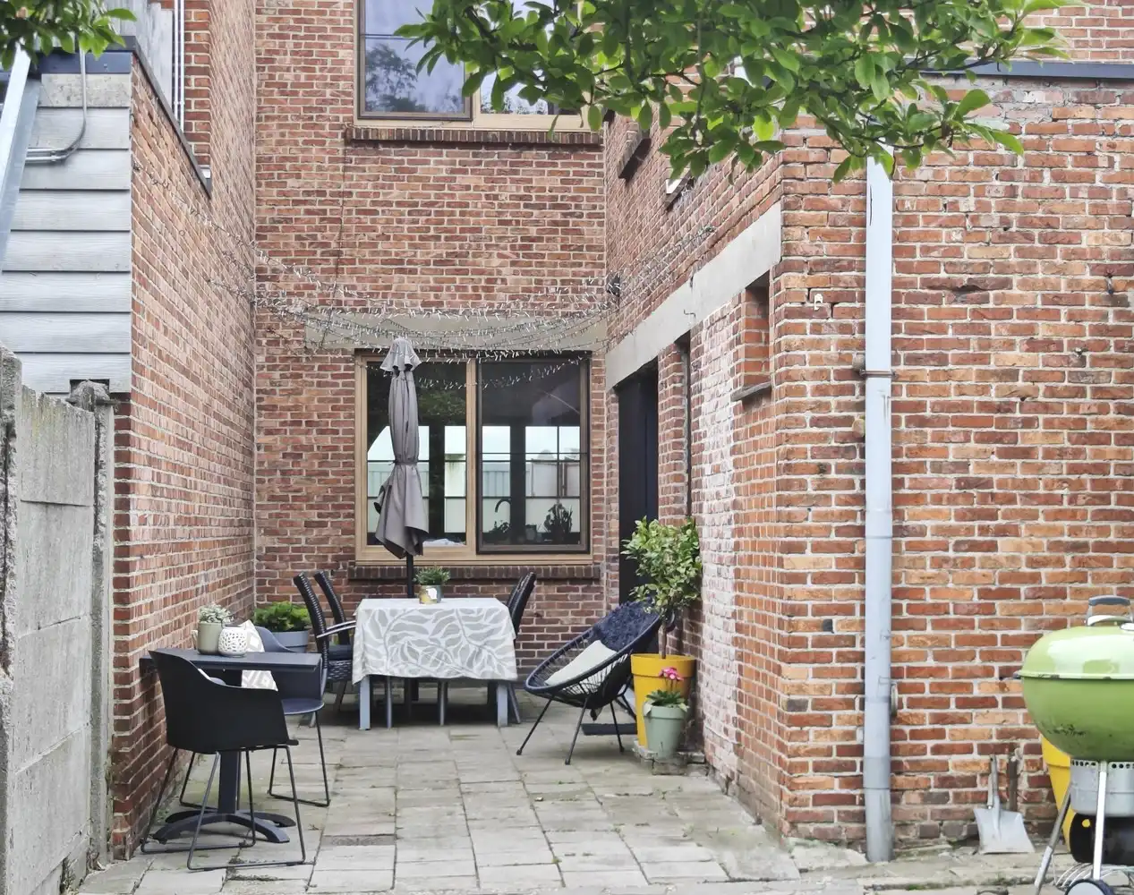 Volledig gerenov. stadswoning 4 slpks foto 2