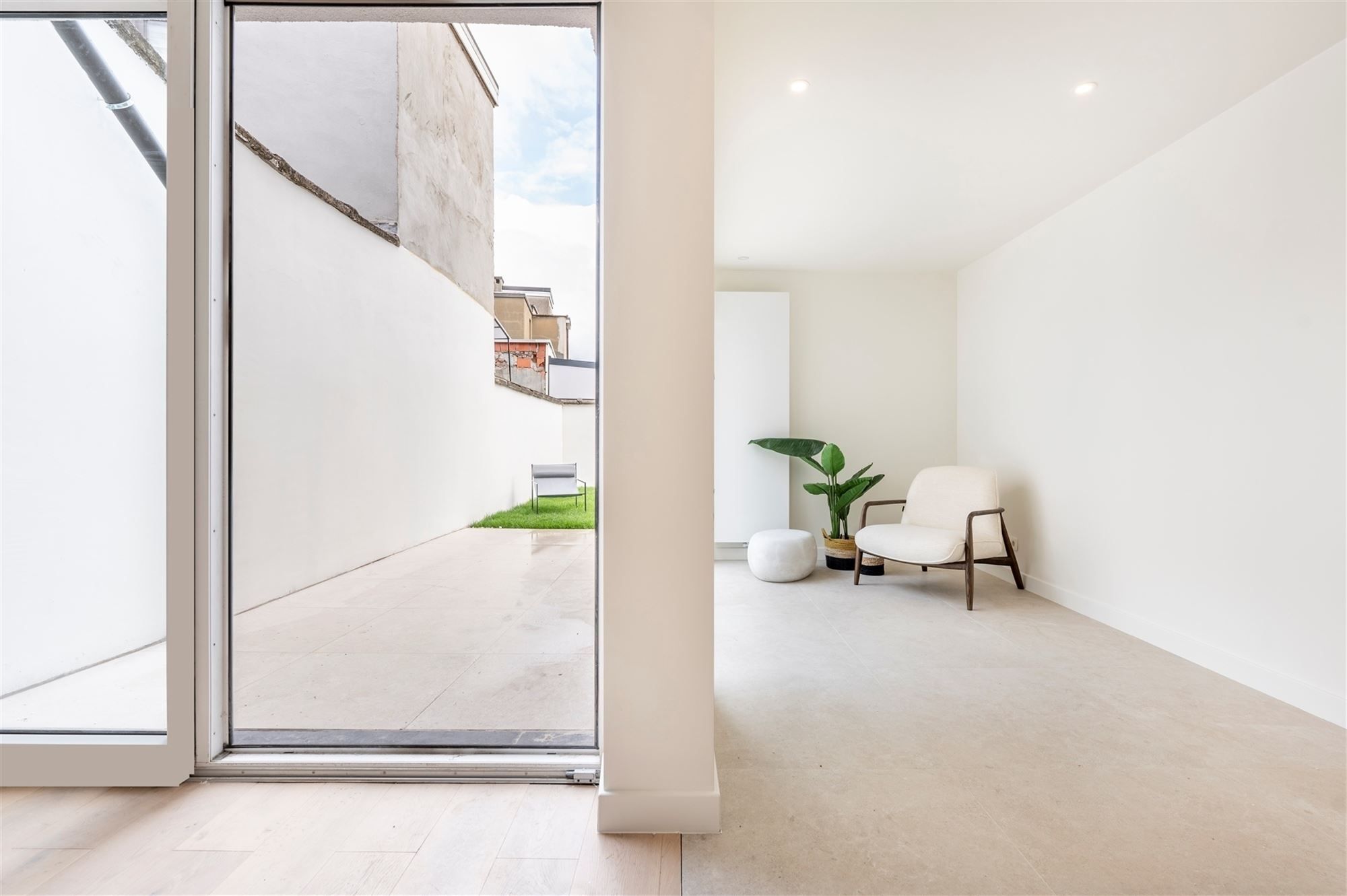 Ruime gerenoveerde woning met tuin foto 10