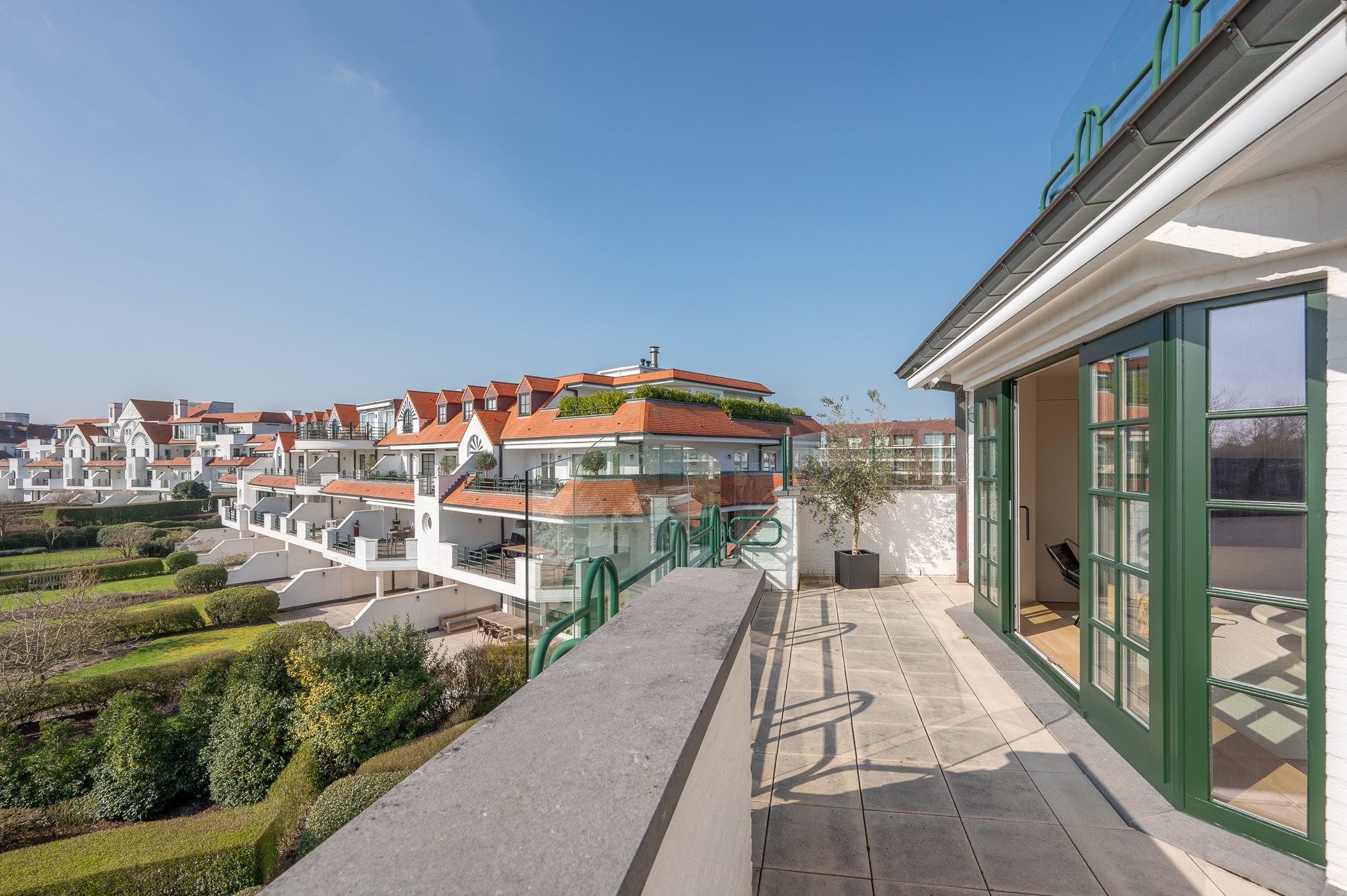 Uitzonderlijk gerenoveerd hoekappartement gelegen in hartje Zoute, in het zeer exclusieve domein "Tennis Gardens" - een privé park van +/- 5 ha, vlakbij de zee  foto 8