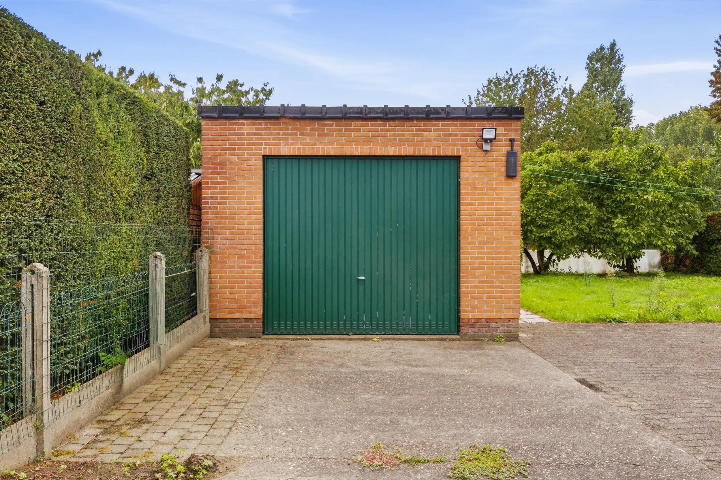 Ruime gezinshuis met garage in het groen foto 23