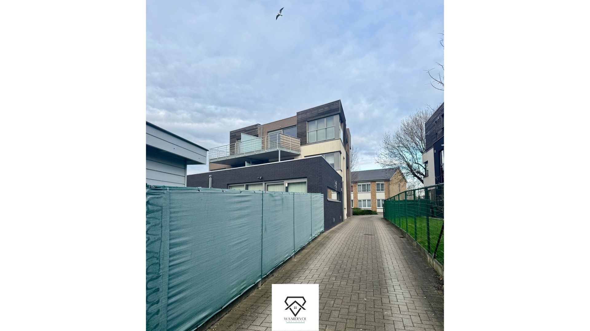 Lichtrijk en rustig appartement te koop met carport foto 19