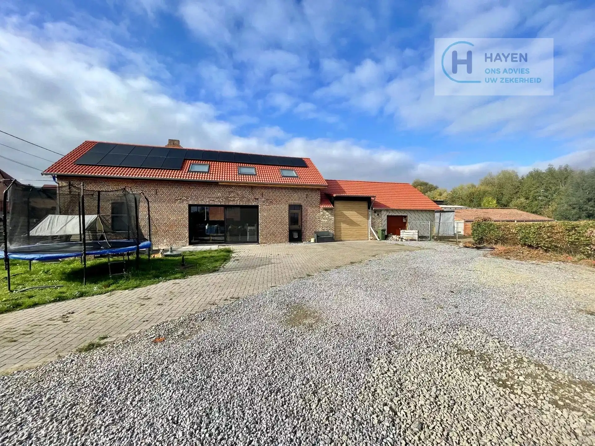 Hoofdfoto van de publicatie: Zeer ruime woning in afwerkingsfase met veel potentieel op een groot perceel van 2.140m²