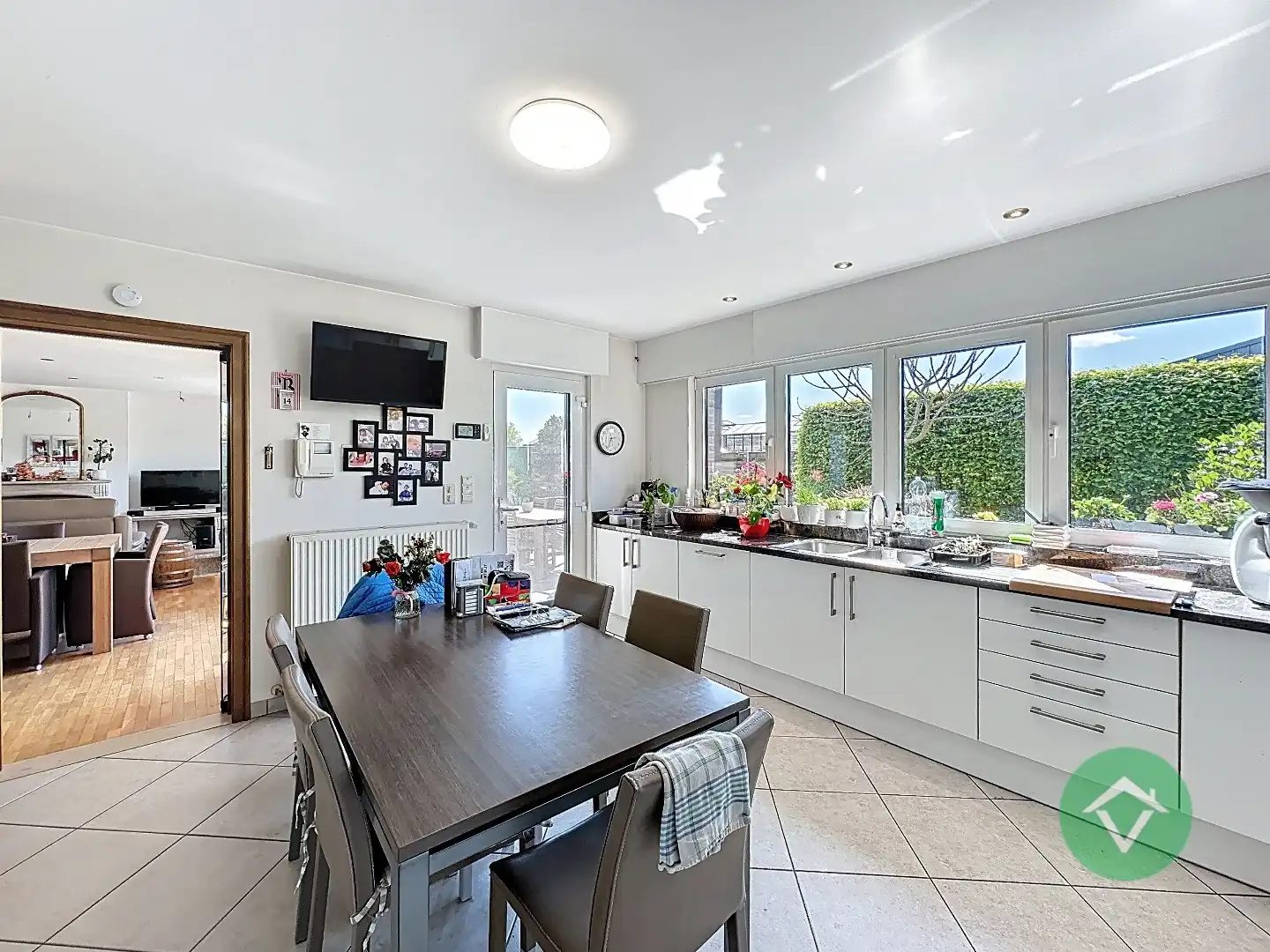 Ruime gezinswoning met dubbele garage in Koekelare foto 9