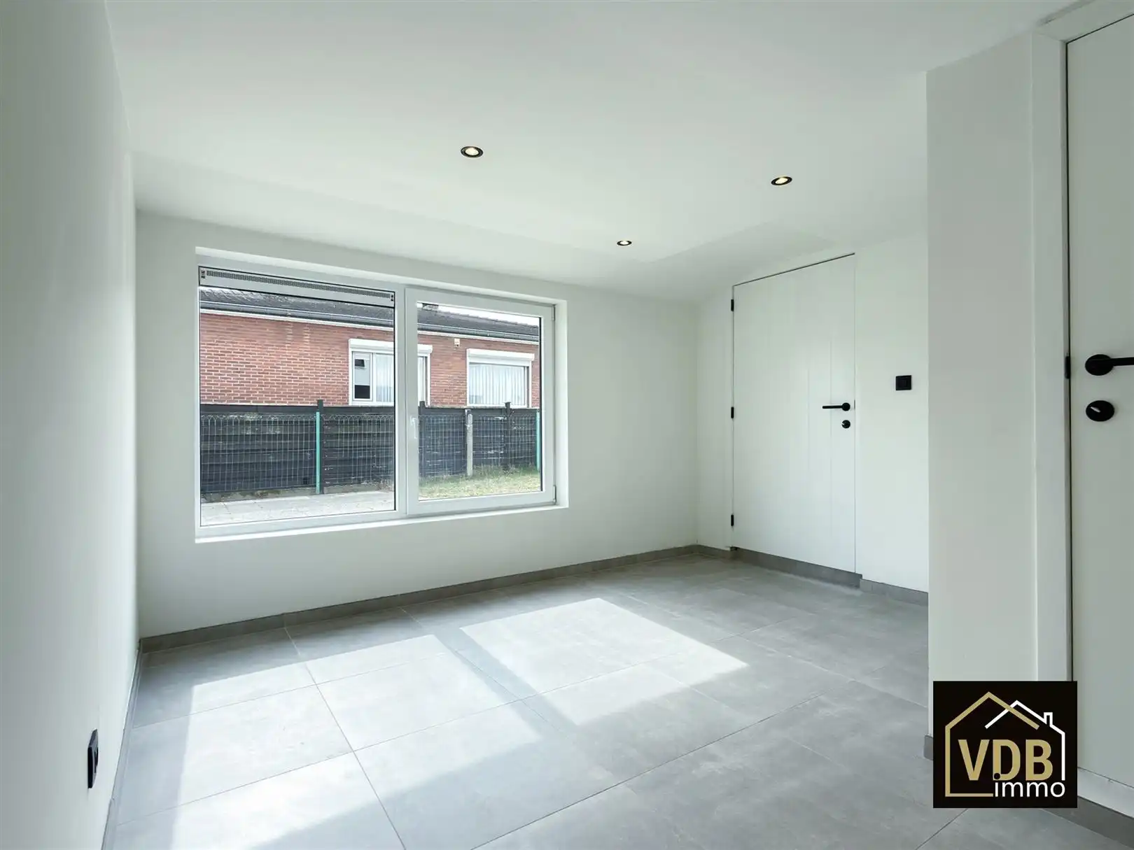 HALF OPEN BEBOUWING MET 4 SLAAPKAMERS EN GROTE GARAGE foto 20