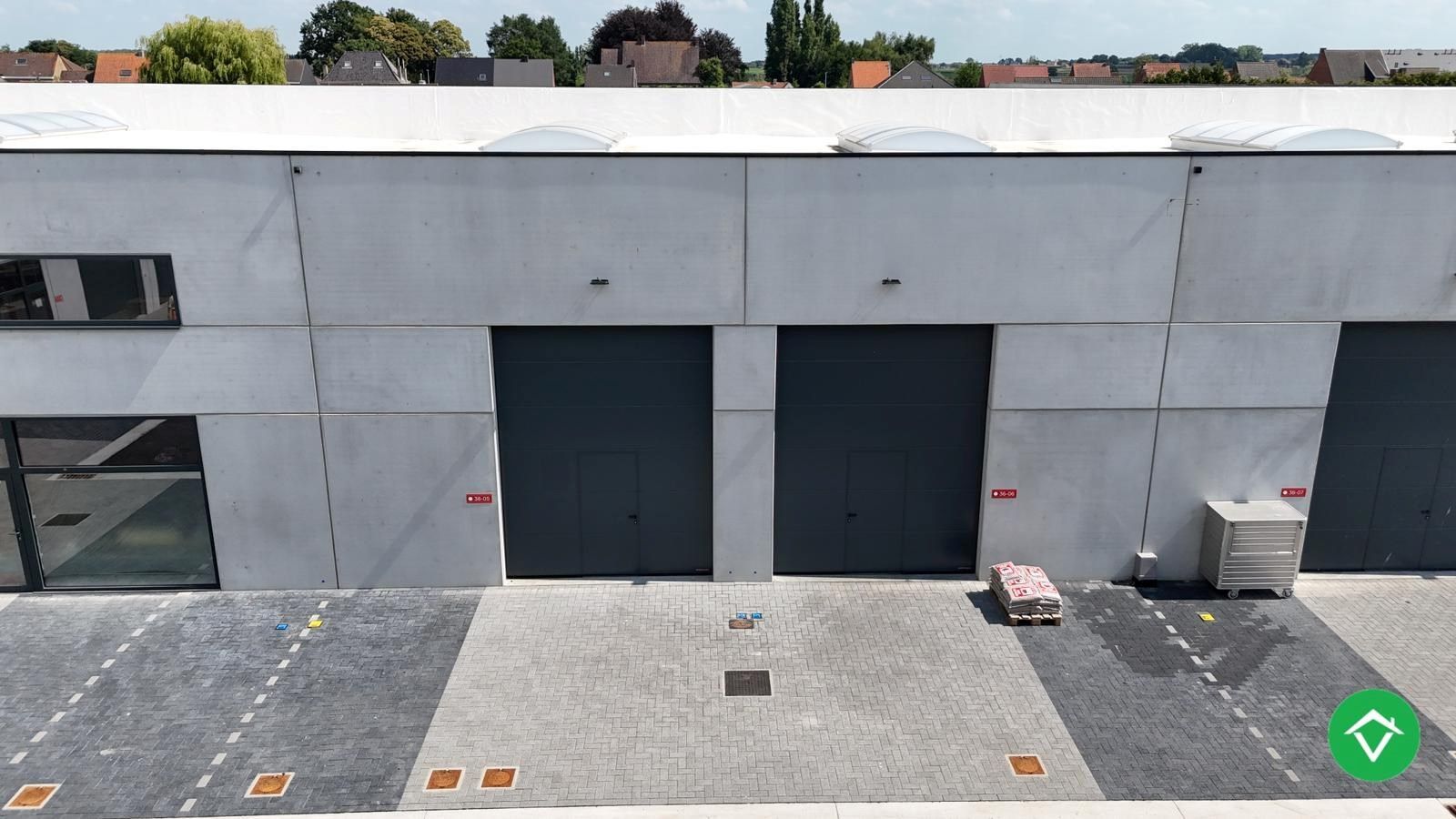 Loods te koop – 145 m² met 2 parkeerplaatsen inbegrepen op de industriezone te Ichtegem foto 2
