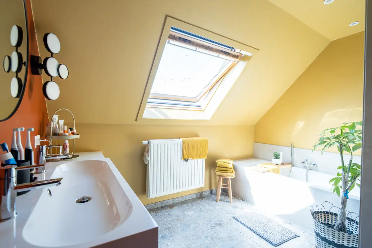 Een zonovergoten woning met aangelegde tuin en vijver, met instelprijs. foto 15