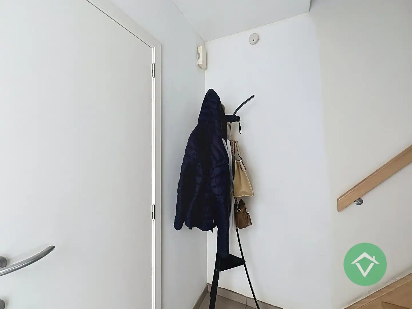 Recente gezinswoning met 3 slaapkamers, garage en landelijk uitzicht te huur in Eernegem foto 2