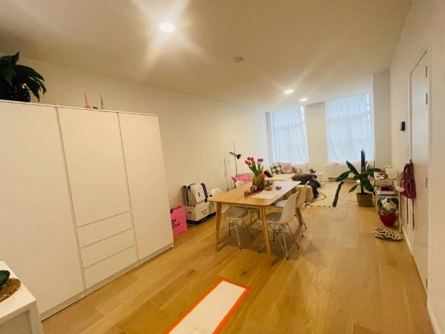 Brugge centrum, Heel leuk totaal vernieuwd  modern appartement met 1 slaapkamer en grote stadspatio. VRIJ : 1 Juni 2025 foto 2