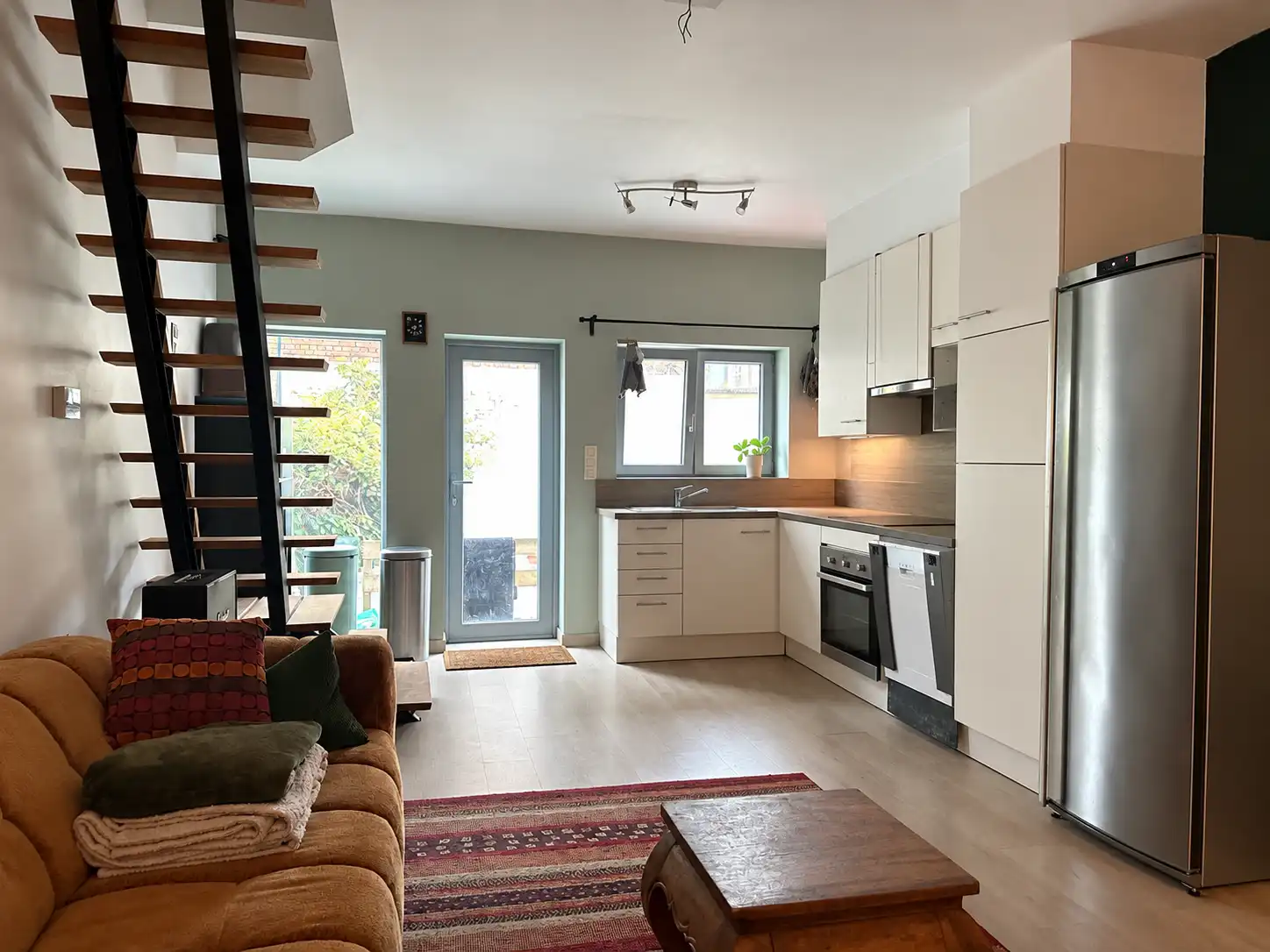 Charmante, instapklare rijwoning met stadstuin foto 3