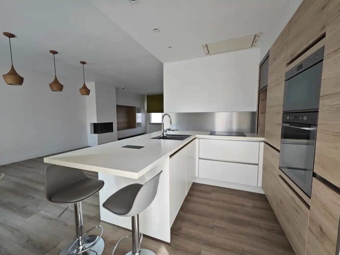 Volledig gerenoveerde stadswoning met 3 slpks en voll. aangelegde tuin foto 4