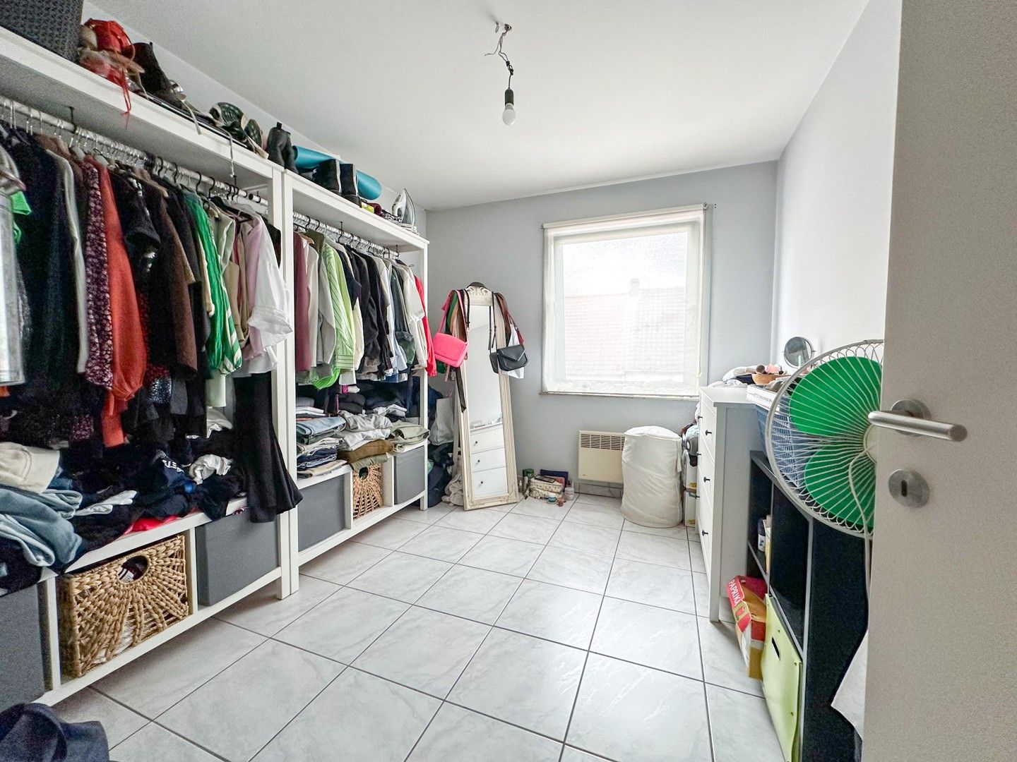 Lichtrijk 2 slaapkamer appartement te huur in het centrum van Zomergem – met garage foto 5
