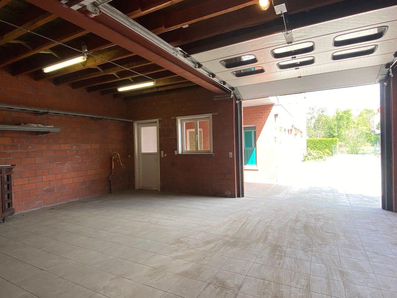Ruime halfopen gezinswoning met grote garage/atelier (+/- 60m²) op een strategische ligging. foto 4