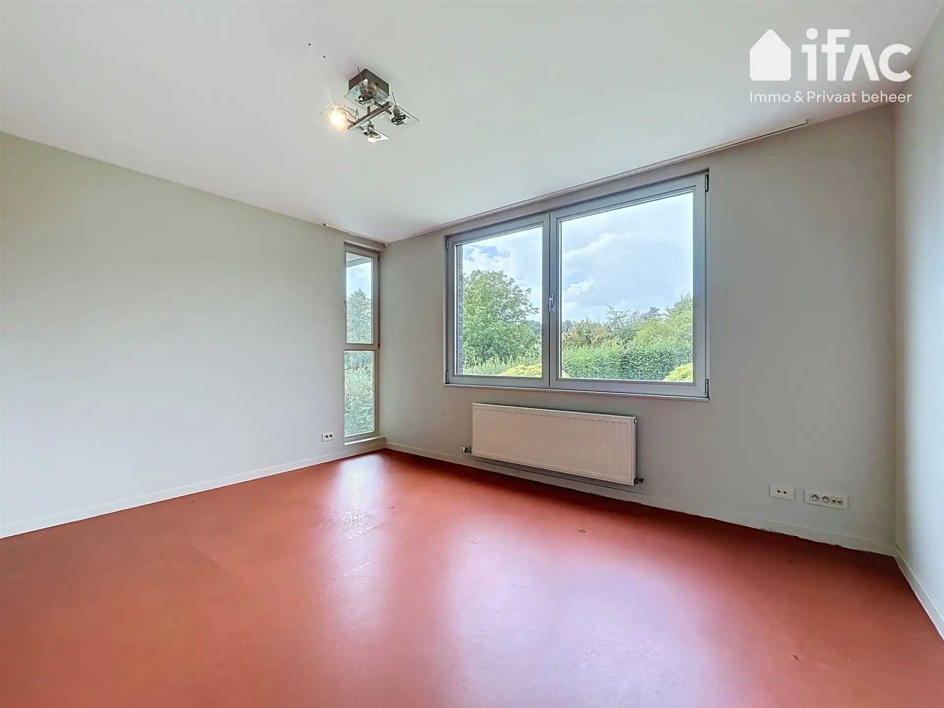 Moderne en ruime villa met mooi aangelegde tuin foto 14