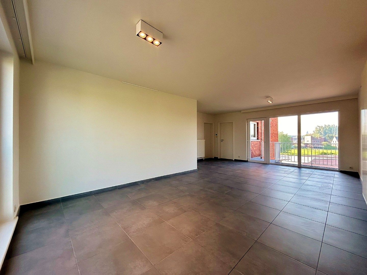 Ruim appartement met veel lichtinval, 3 slaapkamers en garage foto 4