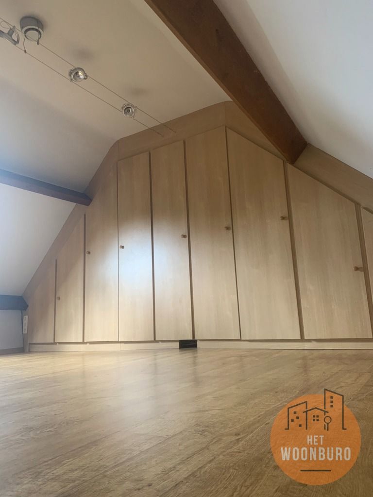 Rijwoning met garage en tuin foto 14