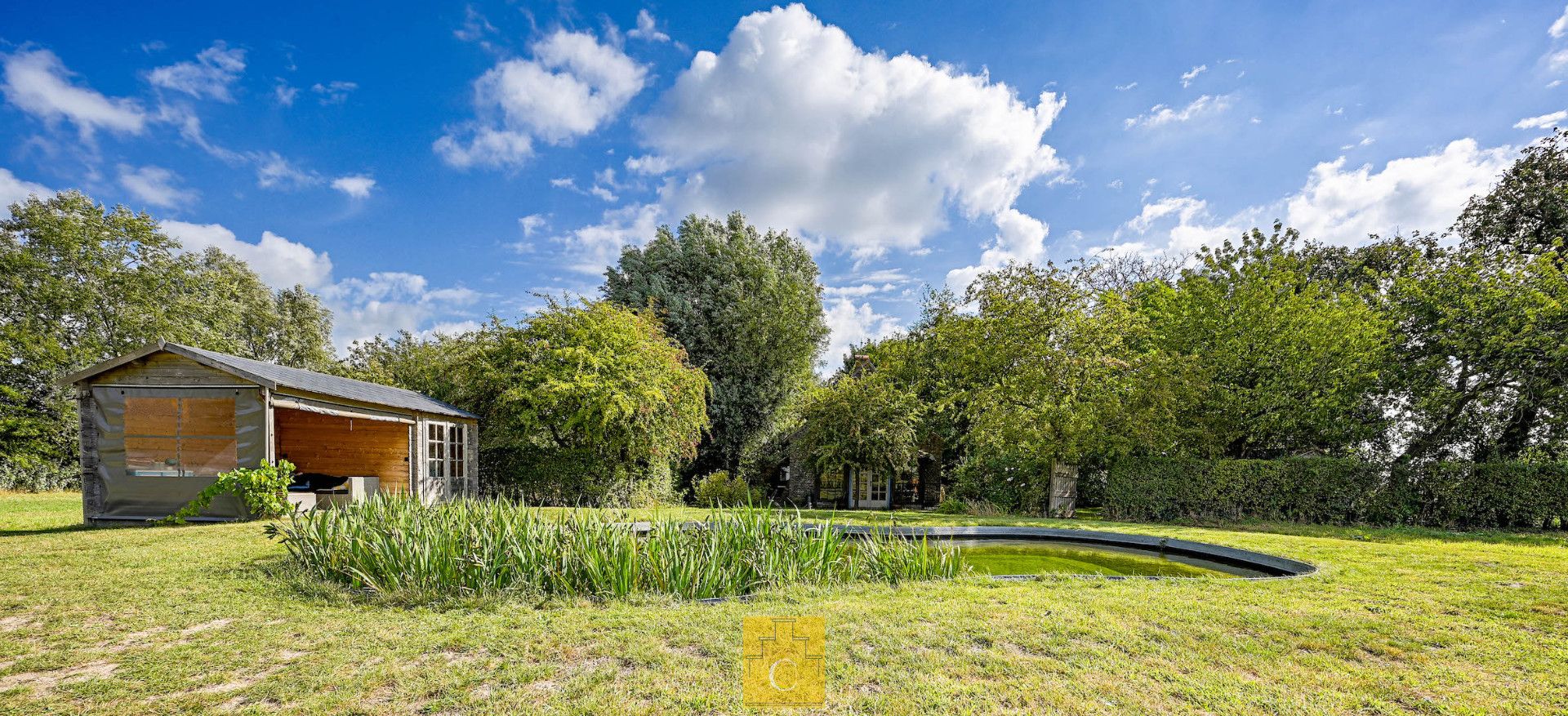 sfeervol landhuis met schuur, garage, zwemvijver en poolhouse, 3 paardenstallen, akkerland en weiland. Idyllische locatie te Torhout (Sint-Henricus), 2,55 ha foto 2