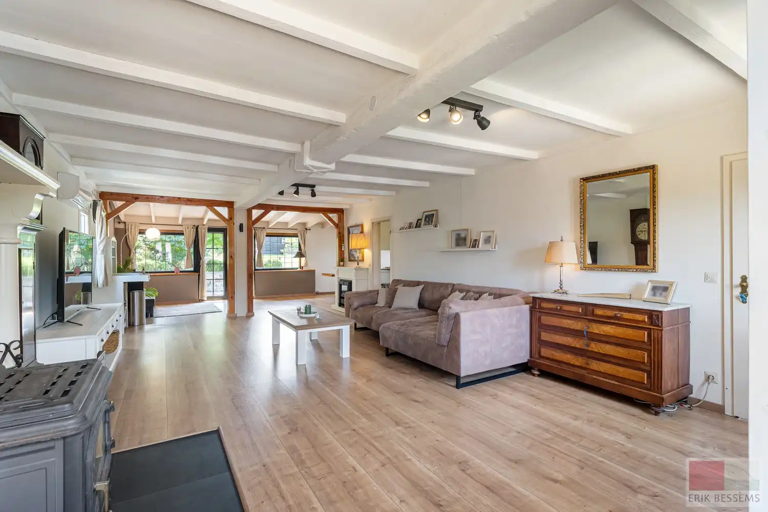 Prachtig gerenoveerde woning/landhuis (van 2011 t.e.m. 2025) gelegen op een ruim perceel van maar liefst circa 6000m2 foto 9