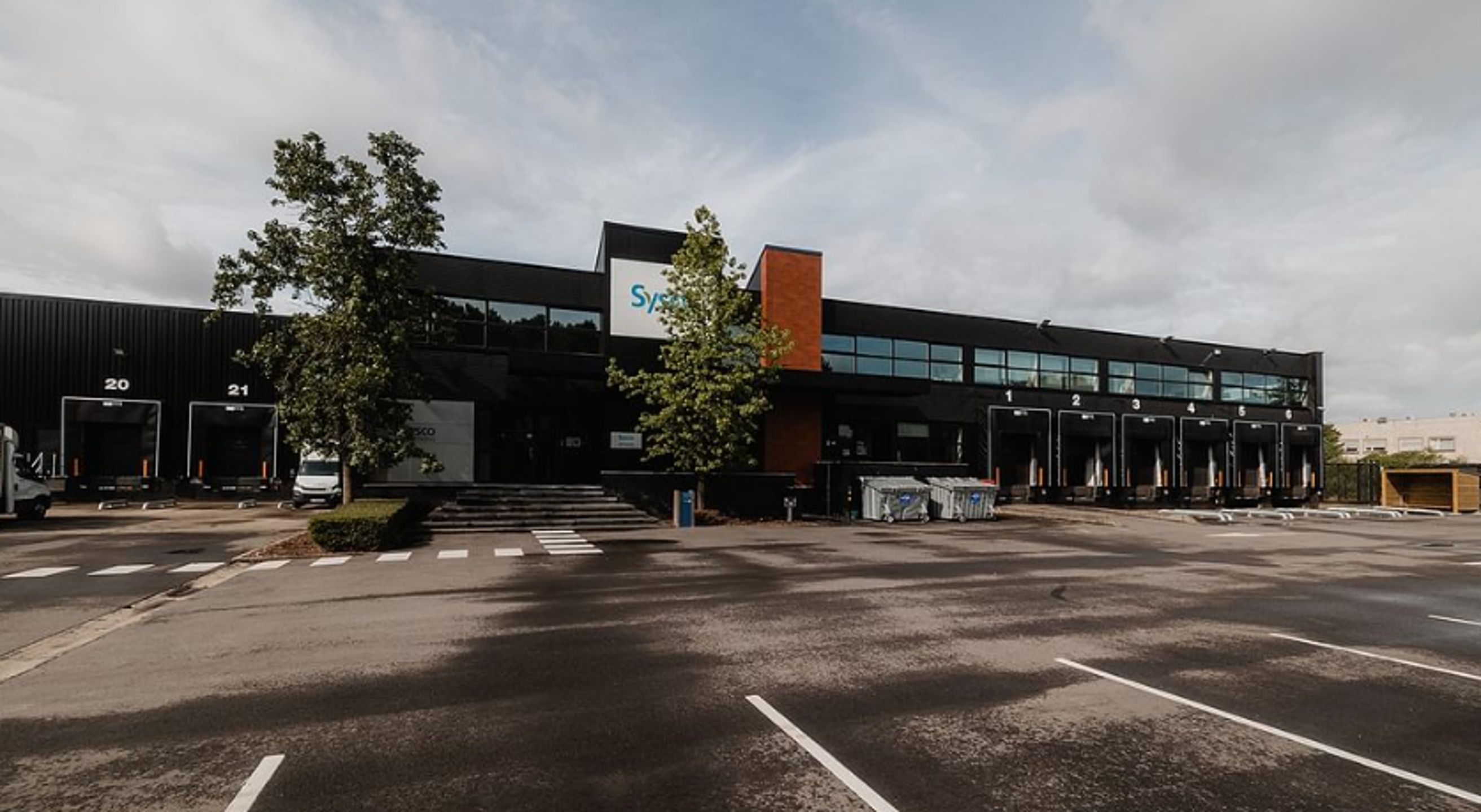 Magazijn met kantoren te huur  foto 4