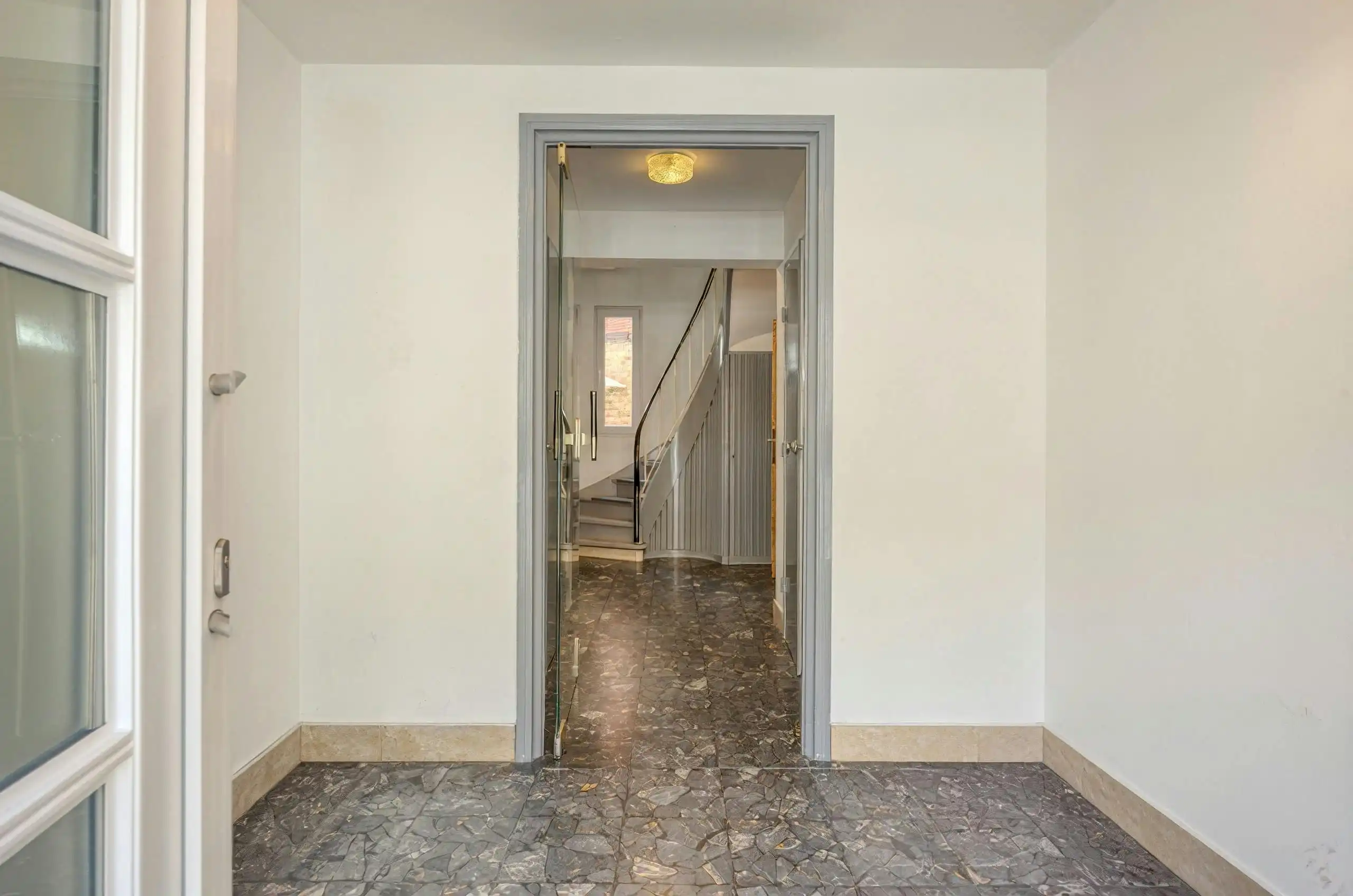 Huis met 5 slaapkamers, tuin en 2 garages te koop in 2020 Antwerpen foto 2