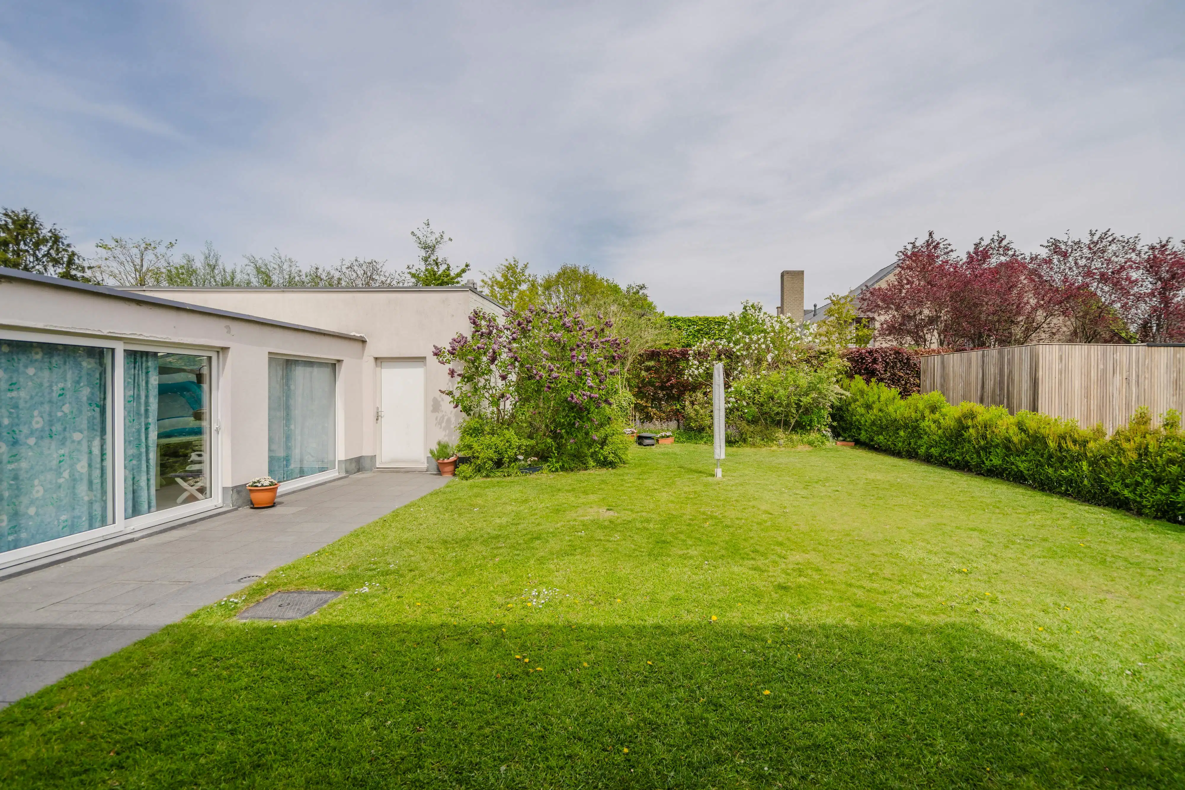 Hoofdfoto van de publicatie: Gelijkvloerse villa met atelier/grote garage nabij het Preshoekbos