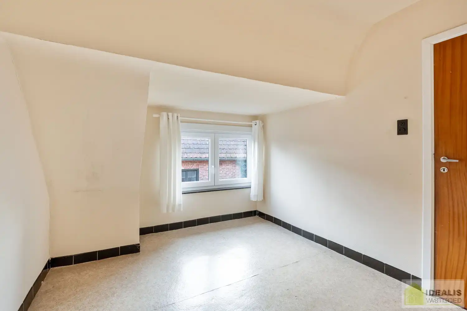 TE RENOVEREN WONING NABIJ HET CENTRUM VAN WIJCHMAAL, PEER OP EEN PERCEEL VAN  MAAR LIEFST 12A 5CA – DE WONING OMVAT EEN OPEN LEEFRUIMTE MET VEEL LICHTINVAL, KEUKEN MET AANSLUITEND EETKAMER, 3 SLAAPKAMERS, BADKAMER, VERANDA EN TWEE RUIME OPSLAGRUIMTES/WERKPLAATSEN – Een praktisch ingedeelde woning op een ruim perceel nabij het centrum van Peer! Dé perfecte zet voor zij die op zoek zijn naar een te renoveren woning met veel mogelijkheden op een rustige locatie in Wijchmaal, Peer! foto 17